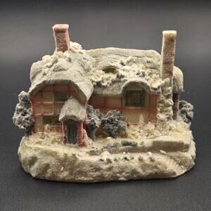 Lilliput Lane Snow Covered Thatched Roof Miniature House